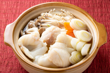 一人前用の小鍋に入れられた、ミシマオコゼの寄せ鍋。
