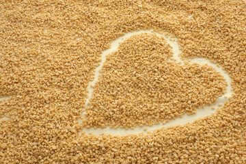 A heart shape was made with egg dough noodles chopped into small pieces with a knife.