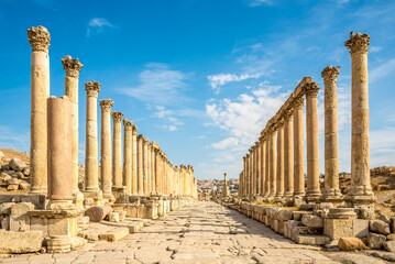 View at the Colonnaded street in Archaeological complex of Jerash - Jordan - obrazy, fototapety, plakaty