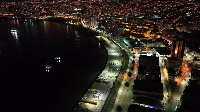 Imagem a&eacute;rea noturna da cidade costeira Valpara&iacute;so no Chile em 2023. 