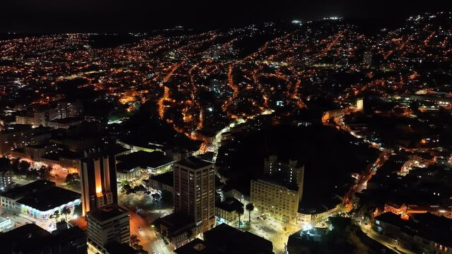 Imagem a&eacute;rea noturna da cidade costeira Valpara&iacute;so no Chile em 2023. 