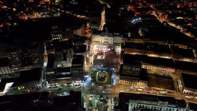 Imagem a&eacute;rea noturna da cidade costeira Valpara&iacute;so no Chile em 2023. 