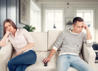 Obraz premium Young man and woman looking unhappy during an argument