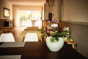 Fototapeta na wymiar Dekoratives und modernes Blumenstrauß in einer Vase.
