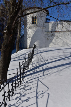 Ancient orthodox cloisterfence in wintertime