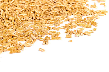 Holz Pellets verteilt auf weissem Hintergrund