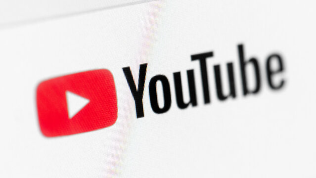 Clamart, France, 13 novembre 2023: Gros plan du logo sur l'en-t&ecirc;te d'une page web YouTube. YouTube est un site web d'h&eacute;bergement et de partage de vid&eacute;os et une plateforme de m&eacute;dia social