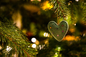 Ein Herz freigestellt am Christbaum bei Weihnachten warm Stimmung