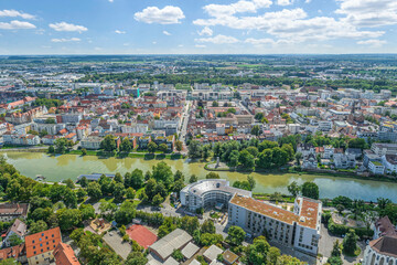 Fototapeta na wymiar Ausblick über den Ulmer Rosengarten über die Donau zum Rathaus im bayerischen Neu-Ulm