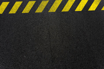 Hachures jaunes sur asphalte 