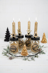 Adventskranz mit Kerzen in Glasdosen in den Farben schwarz gold - Weihnachten Kerzen Deko - 677645580