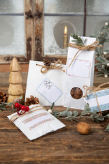 Weihnachtsgeschenke natürlich verpacken - Papiertüten mit Sticker und Namensaufkleber zu...