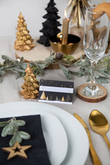 Tischdekoration an Weihnachten in schwarz, natur und gold weiß