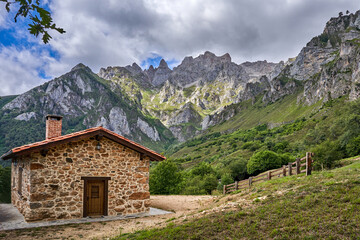 Fototapeta na wymiar House in the Picos de Europa natural park, nestled in the Cantabrian Mountains and between Asturias, León and Cantabria. In Cantrabria, Spain.