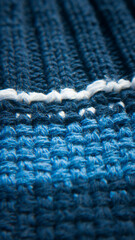 Rayas blancas y azules en detalle de jersey de lana 