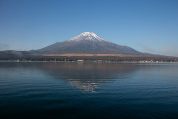Obraz premium Views of Mount Fuji covered in snow from Yamanaka lake in Yamanakako, Japan.