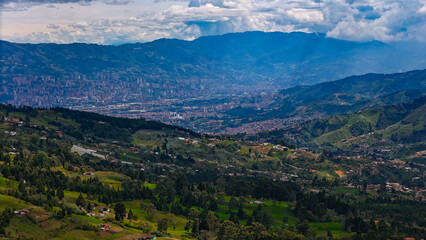 Naklejka premium Paisaje desde el sitio conocido como Boquerón, ubicado en el occidente de Medellín, sobra la antigua carretera al mar. Se observa la ciudad de Medellín a lo lejos.