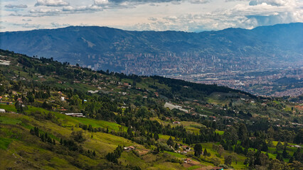 Paisaje desde el sitio conocido como Boquerón, ubicado en el occidente de Medellín, sobra la antigua carretera al mar. Se observa la ciudad de Medellín a lo lejos.