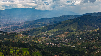 Fototapeta na wymiar Paisaje desde el sitio conocido como Boquerón, ubicado en el occidente de Medellín, sobra la antigua carretera al mar.