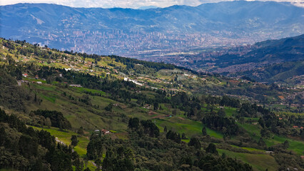 Paisaje desde el sitio conocido como Boquerón, ubicado en el occidente de Medellín, sobra la antigua carretera al mar. Se observa la ciudad de Medellín a lo lejos.