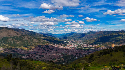 Obraz premium Panorámica de la ciudad de Bello, Antioquia, Colombia. Captura realizada desde San Felix.