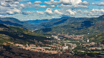 Obraz premium Panorámica de la ciudad de Bello, Antioquia, Colombia. Captura realizada desde San Felix.