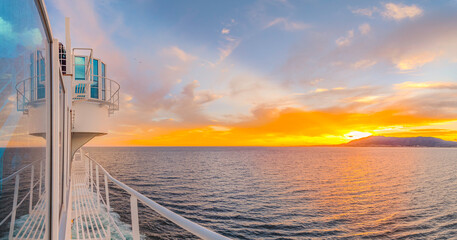 Vue panoramique d'un navire de croisière en navigation en mer au coucher de soleil. 