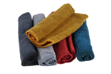 Lot de serviettes-éponges de différentes couleurs sur fond blanc.