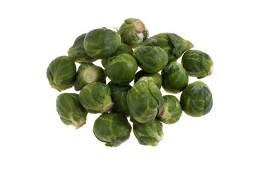 Choux de Bruxelles crus en gros plan sur fond blanc