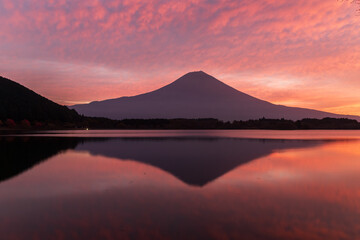 田貫湖の水面に映る朝焼け富士山