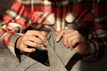 hands of knitting