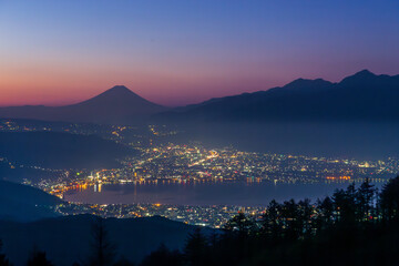 高ボッチ高原から夜明け前の諏訪湖と富士山 - obrazy, fototapety, plakaty