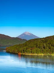 Deurstickers 神奈川県足柄下郡箱根町にある芦ノ湖と赤い鳥居と日本の象徴富士山 © jpimage
