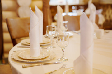 Table setting before the banquet. 