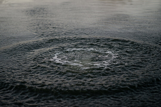 stein macht Welle im Wasser