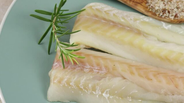 filet de colin cru, en gros plan, dans une assiette