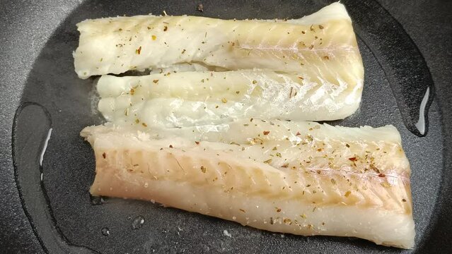 filet de colin en cuisson, en gros plan, dans une po&ecirc;le	