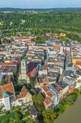 Das pittoreske Stadt-Ensemble von Wasserburg in Oberbayern von oben