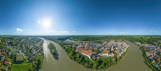 Wasserburg am Inn im Luftbild, 360 Grad-Rundblick über die Stadt im Landkreis Rosenheim - obrazy, fototapety, plakaty