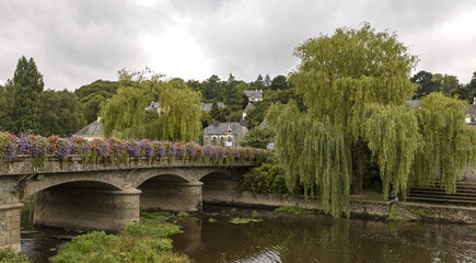 Fototapeta na wymiar Pont fleuri du village de La Gacilly en Bretagne