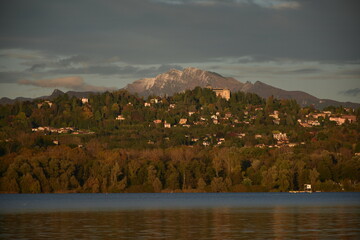 prima neve sulle montagne vista dal lago