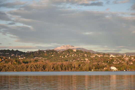 prima neve sulle montagne vista dal lago