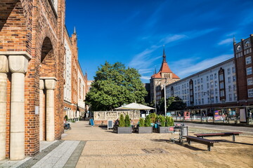 rostock, deutschland - lange straße mit marienkirche im hintergrund - obrazy, fototapety, plakaty