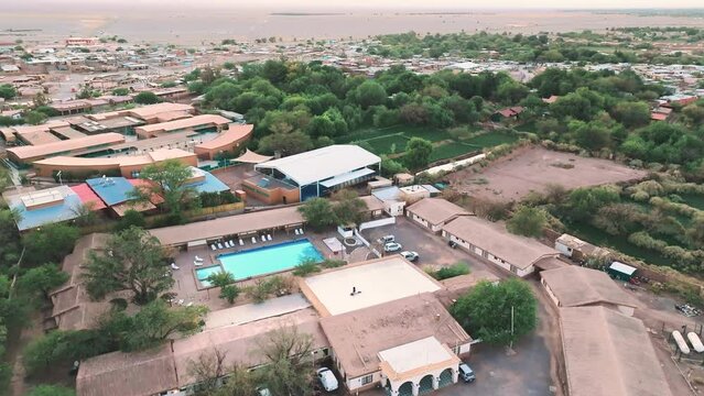 Vista a&eacute;rea de S&atilde;o Pedro de Atacama durante amanhecer  na primavera de 2023. Vegeta&ccedil;&atilde;o, deserto e casas ao lado do deserto do Atacama. 