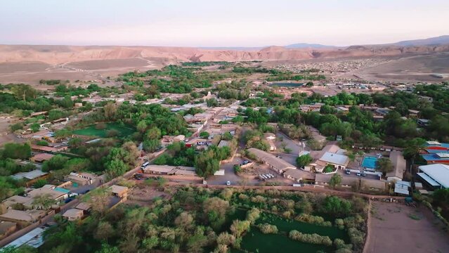 Vista a&eacute;rea de S&atilde;o Pedro de Atacama durante amanhecer  na primavera de 2023. Vegeta&ccedil;&atilde;o, deserto e casas ao lado do deserto do Atacama. 