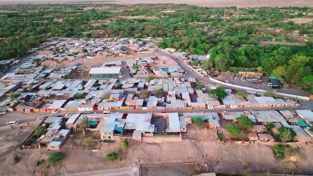 Vista a&eacute;rea de S&atilde;o Pedro de Atacama durante amanhecer  na primavera de 2023. Vegeta&ccedil;&atilde;o, deserto e casas ao lado do deserto do Atacama. 