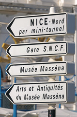 Roadsigns in Nice to Nice Nord (par mini-tunnel), Gare SNCF, Musée Masséna, Arts et Antiquités...