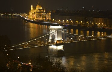 Fototapeta na wymiar night urban view of the city of Budapest