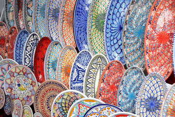 Arabesques, colors and fantasy in Tunisian ceramics - 677782316