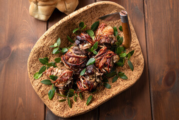 Cordula Sarda, tradizionale treccia di interiora di agnello arrosto, piatto tipico della cucina sarda, cibo italiano  - obrazy, fototapety, plakaty